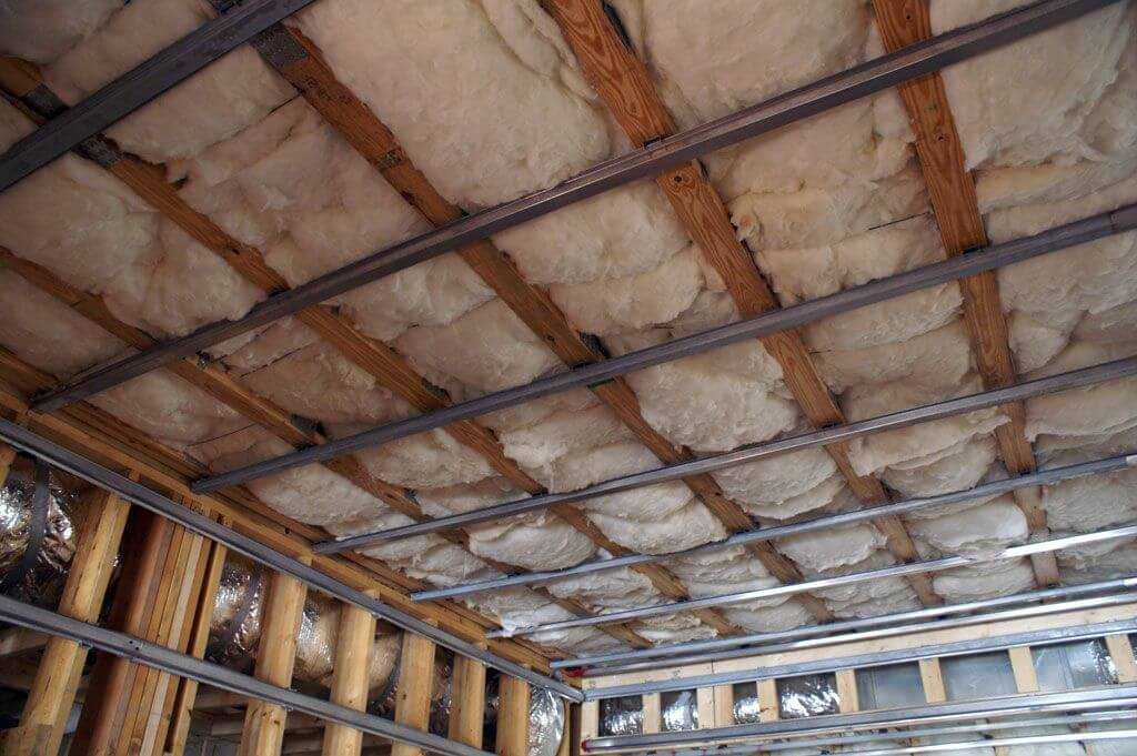 Способы выравнивания деревянного потолка