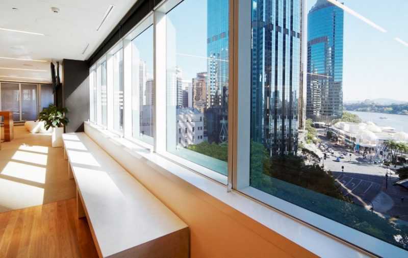 Чем закрыть окна на балконе - способы защиты от солнца и посторонних глаз