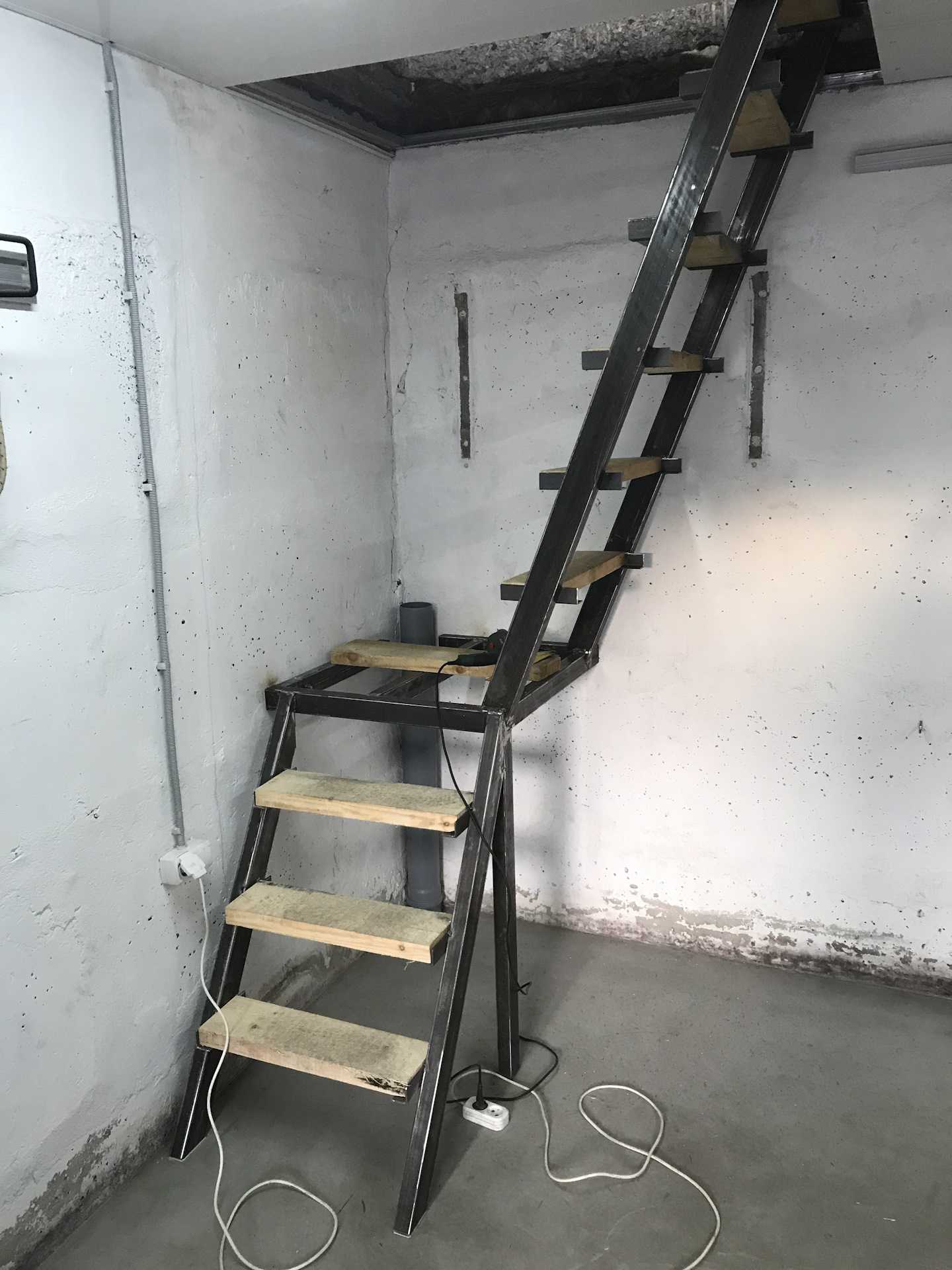 Особенности современных металлических лестниц для дома: изготовление и отделка