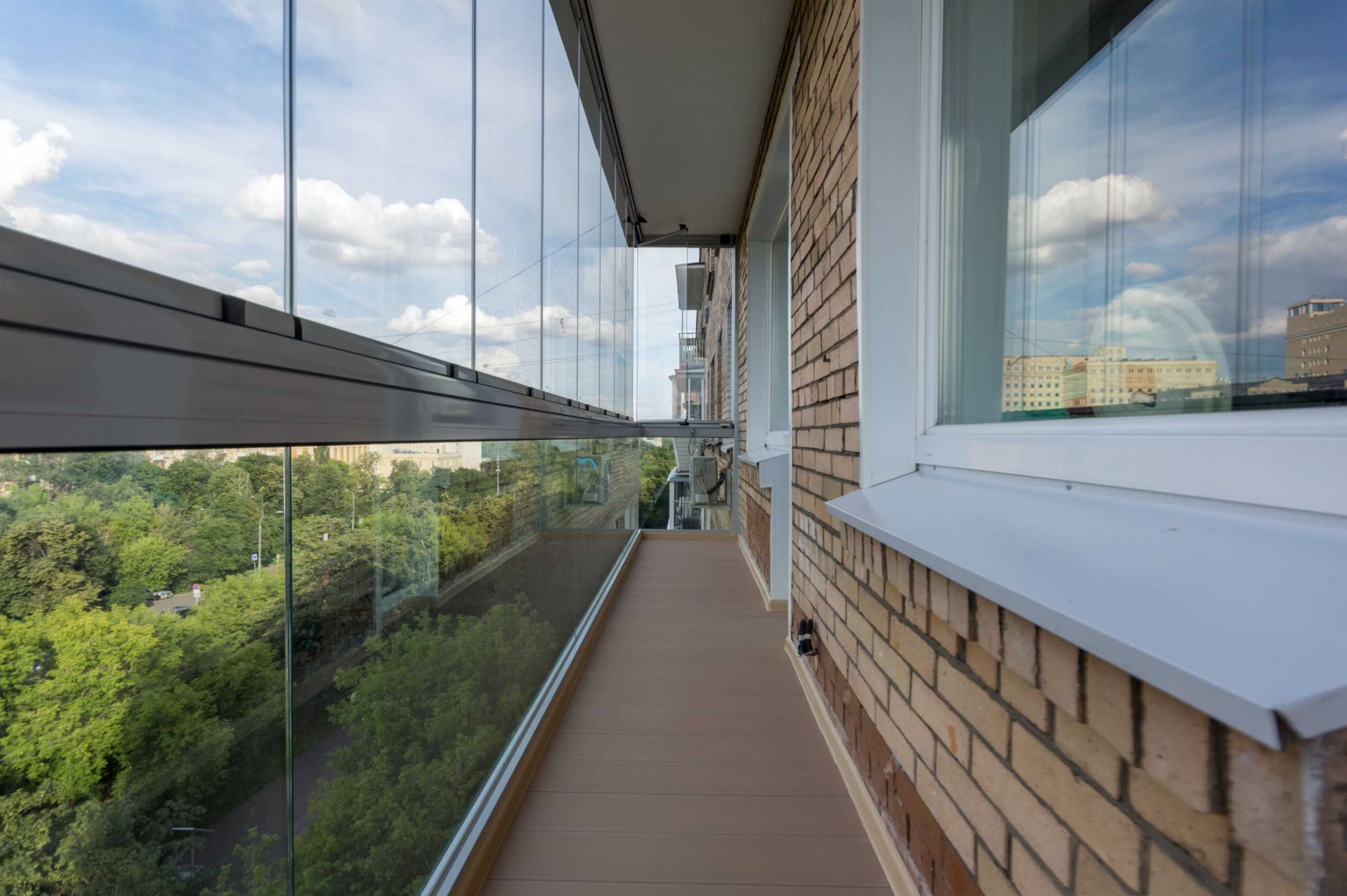 Витражное остекление балкона или лоджии: плюсы и минусы