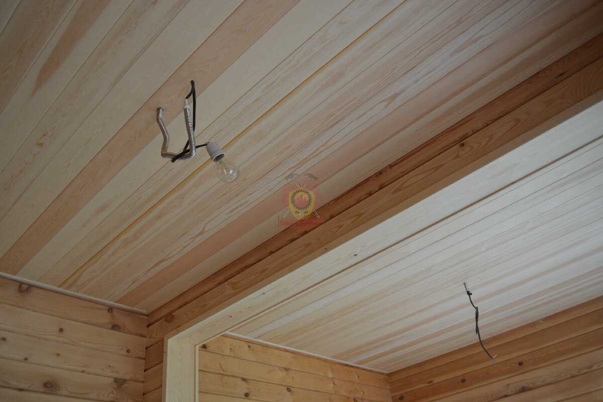 Вагонка штиль на потолке: фото крепления широкой и монтаж, отделка и разновидности