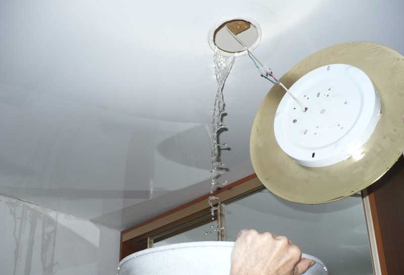 Как убрать воду с натяжного потолка самостоятельно