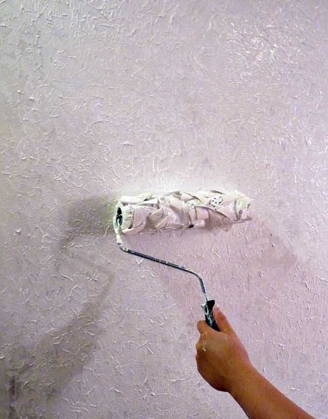 Нанесение фактурной краски: покраска стен в квартире своими руками, как покрасить валиком  и другие интересные способы