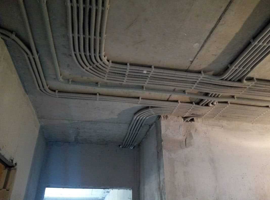 Прокладка кабеля за подвесным потолком, проводка по потолку