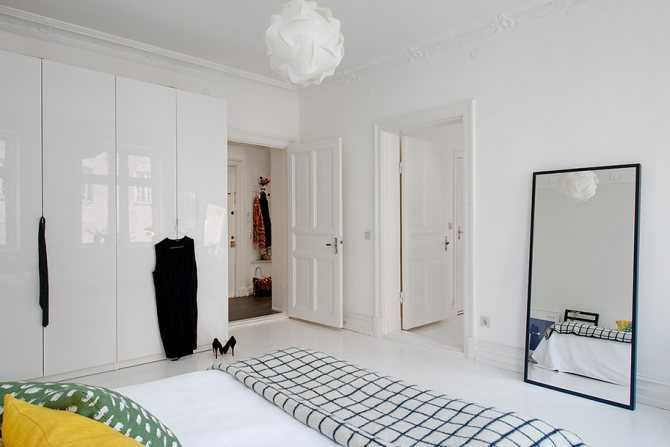 Белые двери в интерьере квартиры: фото идей дизайна и оформления
