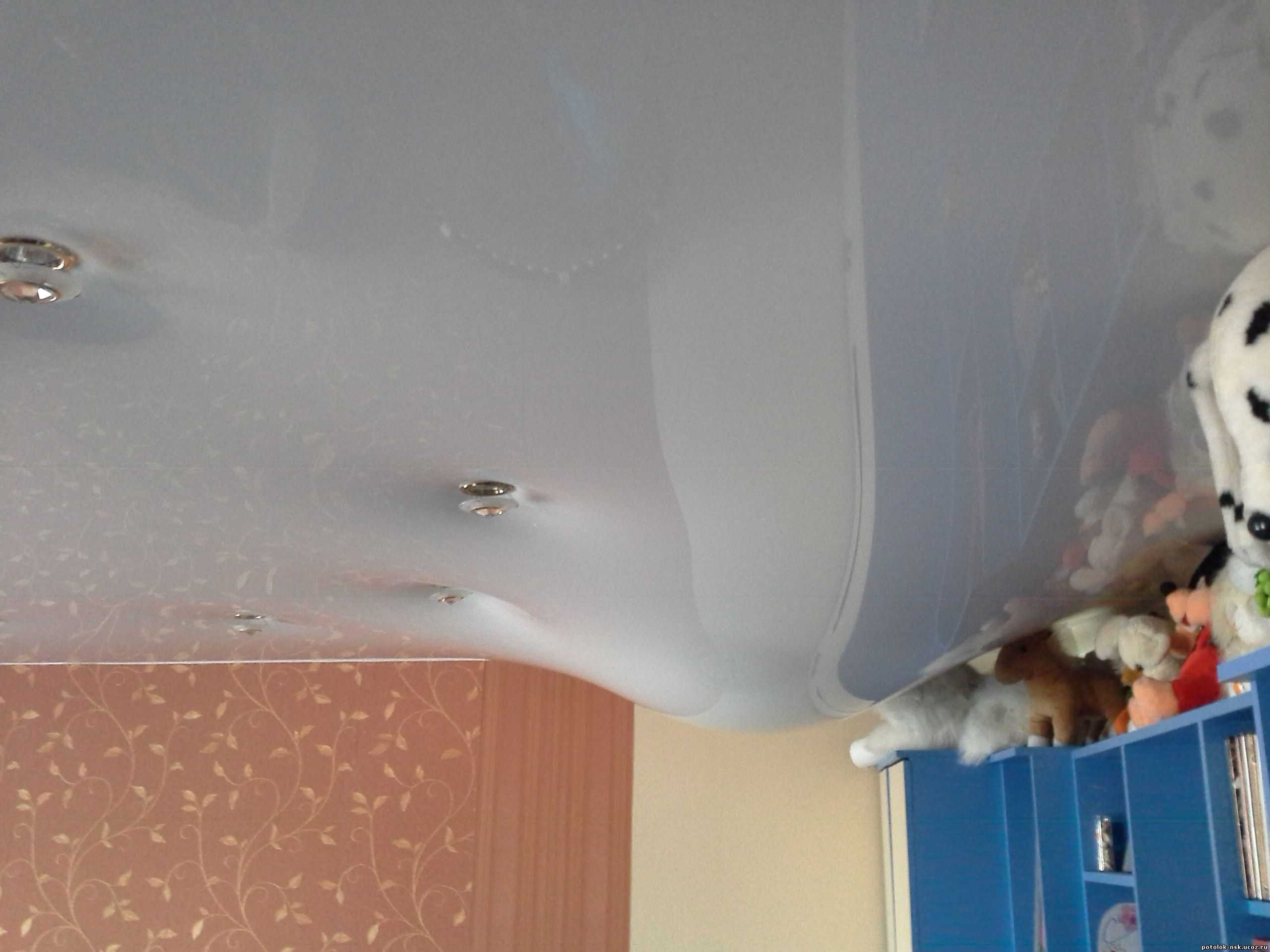 Как заклеить порез на натяжном потолке - всё о ремонте потолка