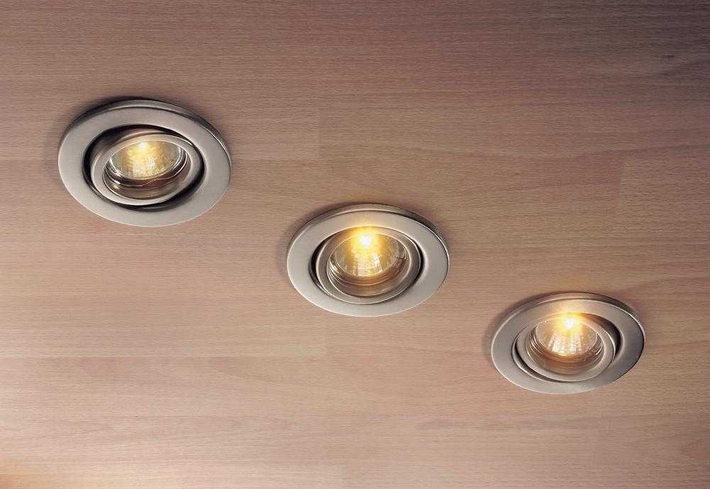 Натяжные потолки с люстрой и точечными светильниками: фото в интерьере
