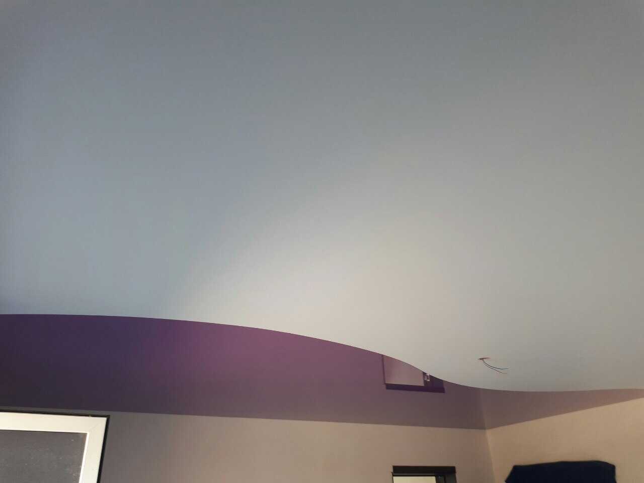 Криволинейная спайка натяжных потолков своими руками: два цвета