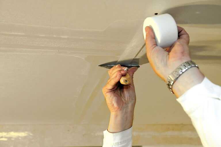 Как подготовить потолок под покраску: шпатлевка потолка к покраске своими руками, как зашпаклевать, чем лучше шпаклевать, технология шпаклевки, обработка, сетка для потолка, покраска потолка после шпаклевки