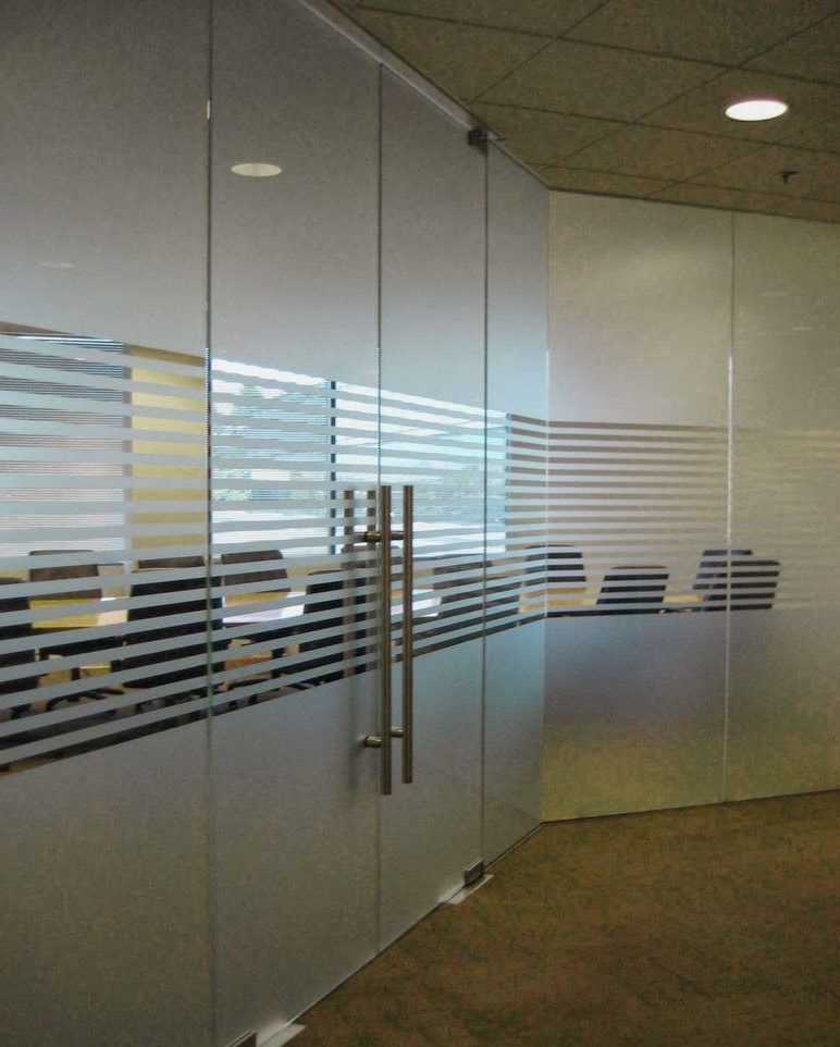 Выбор, установка и модификация стеклянных дверей для сауны и бани