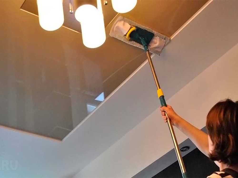 Чем отмыть натяжной потолок на кухне от копоти: и жира без разводов