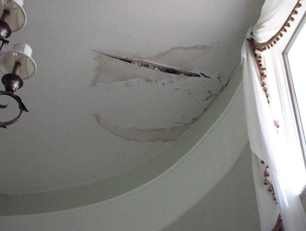 Сколько стоит ремонт потолка после протечки
