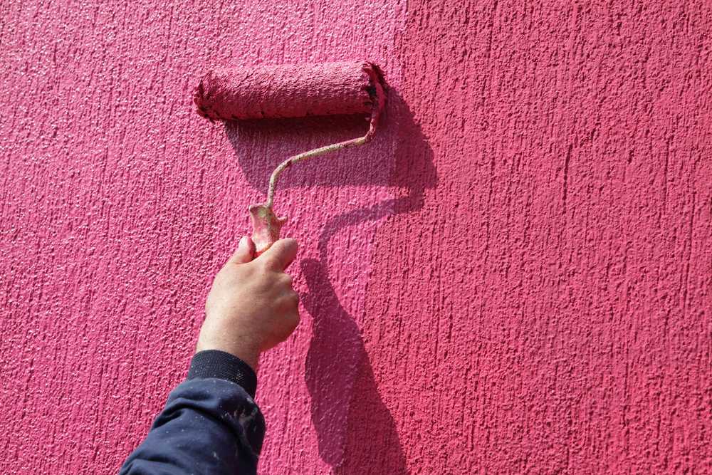 Фактурная краска для стен: возможности декоративного материала в отделке интерьера