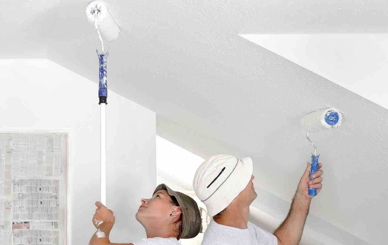 Как правильно побелить потолок своими руками?