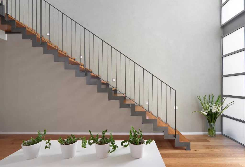 Перила лестницы дачного дома - укрепление для надежности, виды и расчеты
