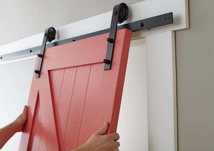 Как сделать сдвижные межкомнатные двери своими руками? механизм поворотно-раздвижной конструкции в квартире