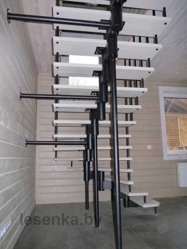 Какая лестница занимает меньше места в помещении. металлические лестницы.