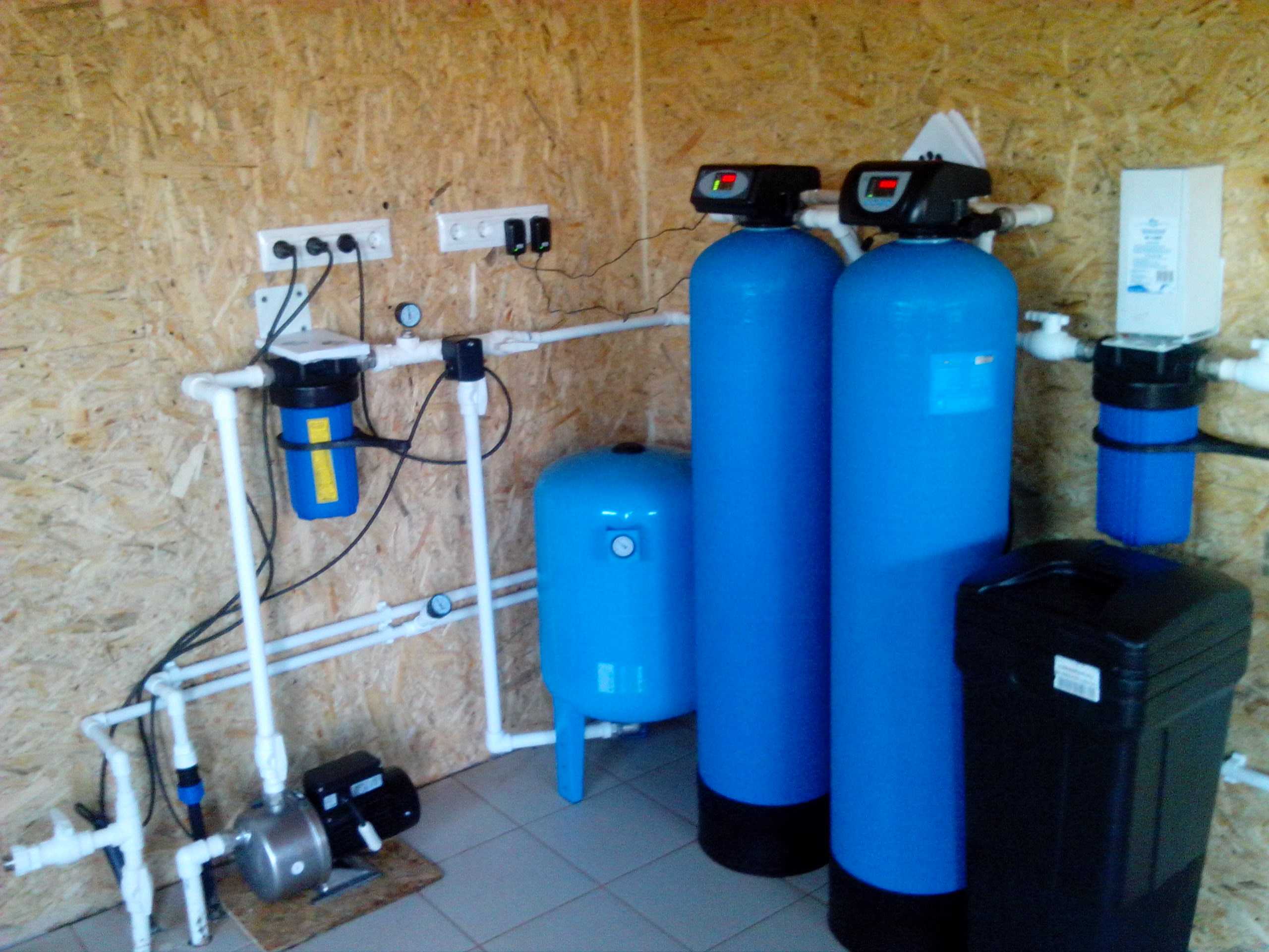 Водоподготовка для загородного. Система обезжелезивания воды для скважины. Система обезжелезивания 2162. Фильтр очистки воды со скважины система. Корпуса песчаных фильтров для водоподготовки и водоочистки.