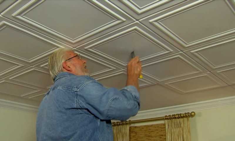 Простой способ косметического ремонта потолка: как правильно поклеить потолочную плитку, поэтапные рекомендации + фото и видео