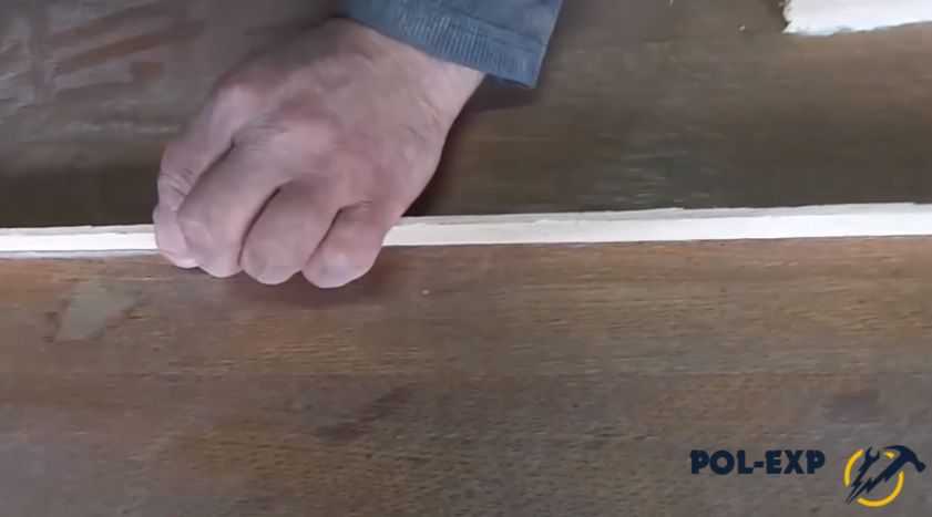 Ремонт деревянного пола: чем заделать щели в квартире, как заделывать досками, как отремонтировать и устранить скрип