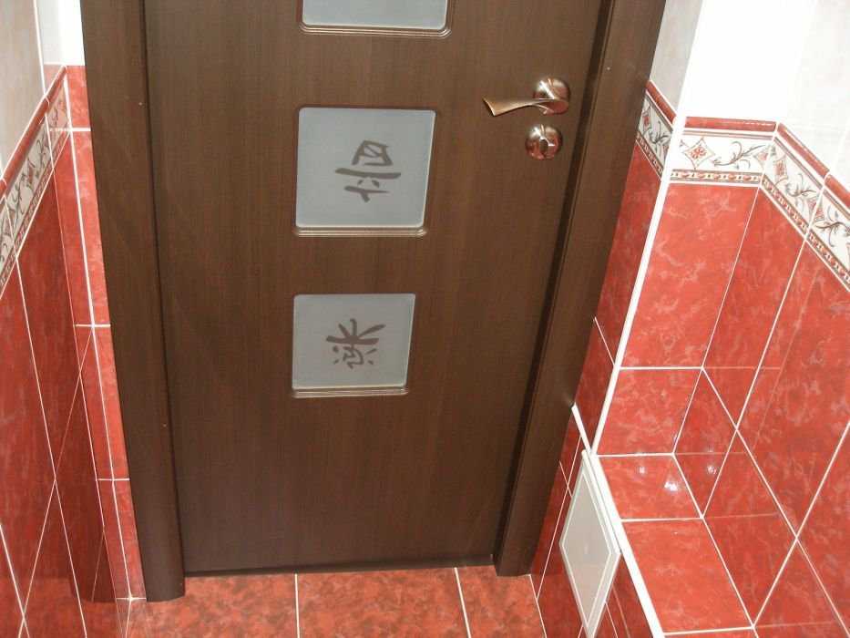 установка двери в ванной в панельном доме