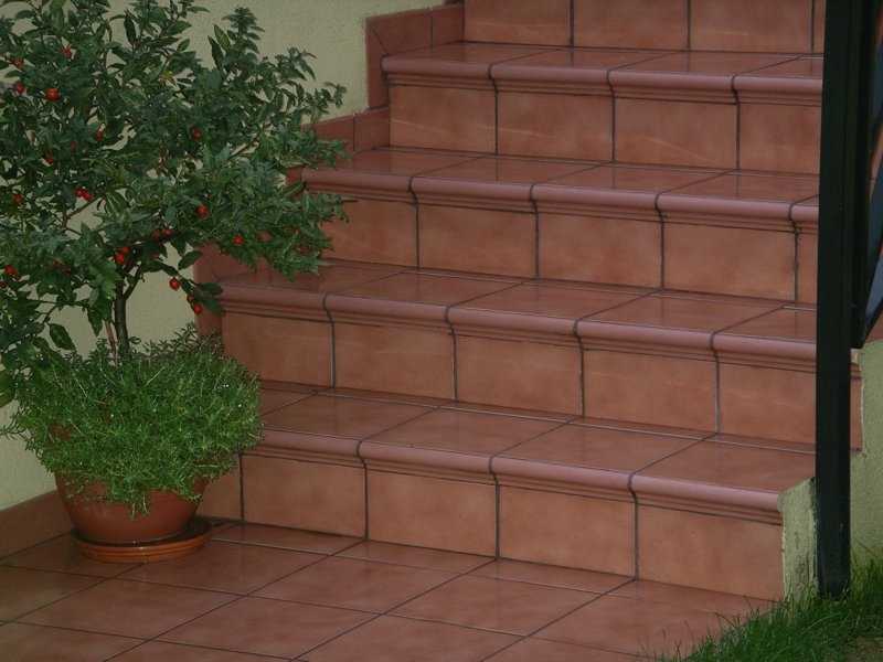 Отделка лестниц из бетона мрамором гранитом