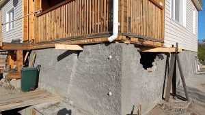 Ремонт фундамента старого деревянного дома: обследование, реставрация ленточного и столбчатого основания