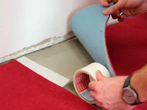 Укладка ковролина: клей, как стелить своими руками, технология, постелить на бетонный, деревянный пол, лестницу, плитка, подложка