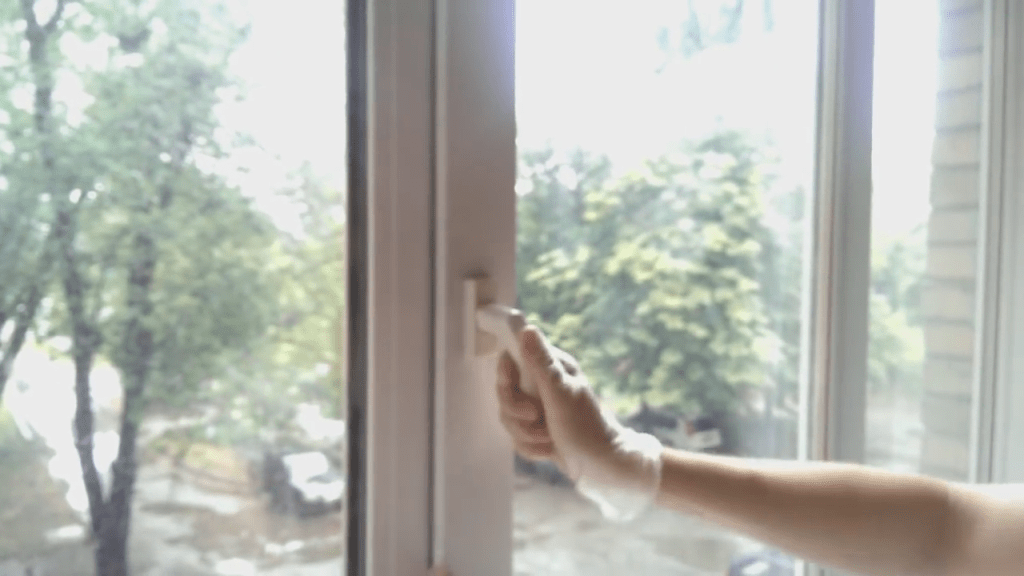 Как открыть окно с улицы без повреждений