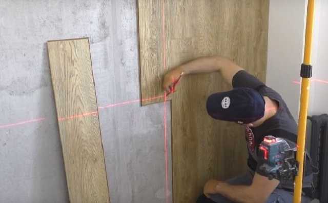 Как уложить ламинат на потолок: способы, инструменты и специфика материала