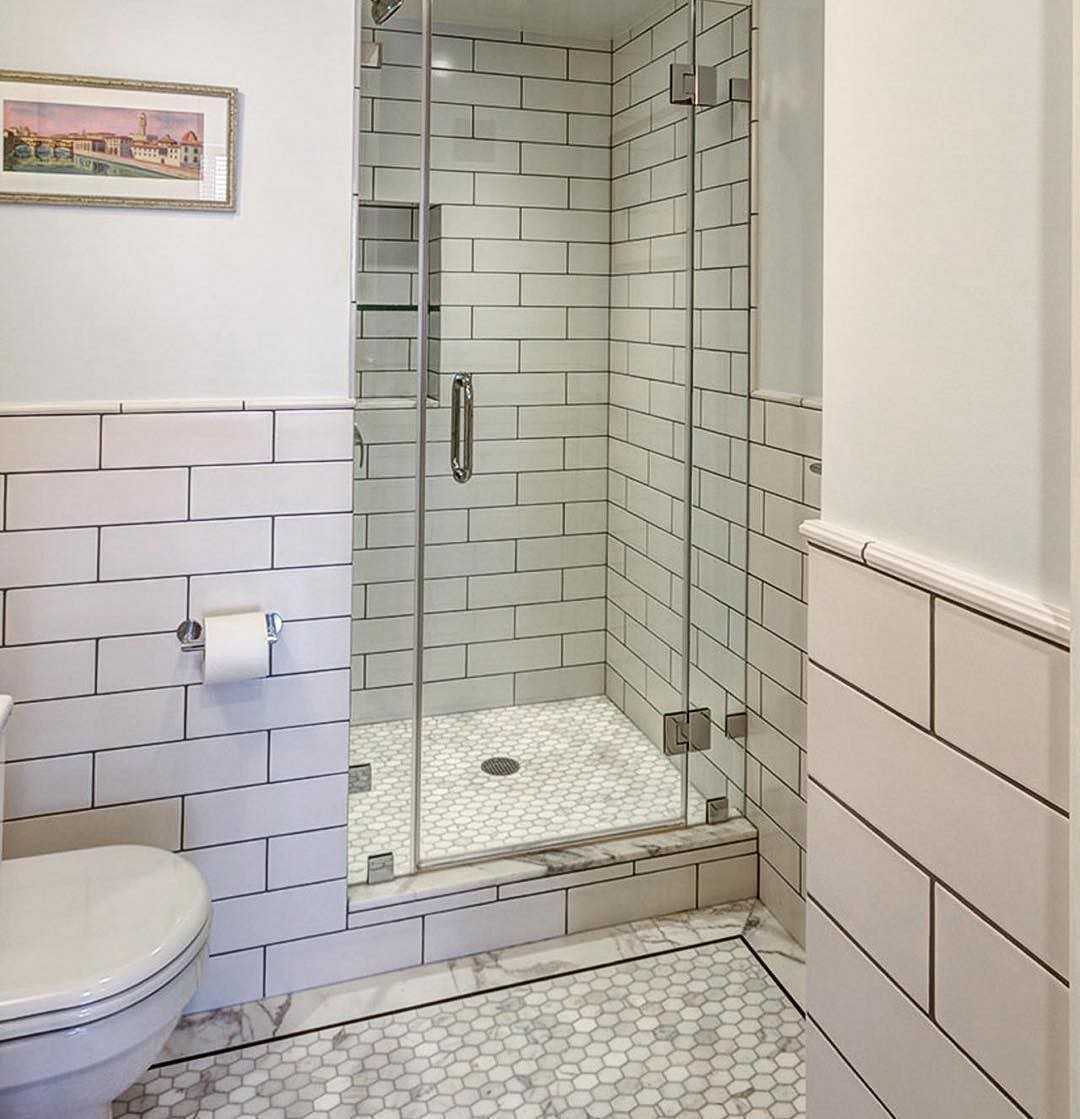 варианты ванных комнат с душевыми кабинами из плитки