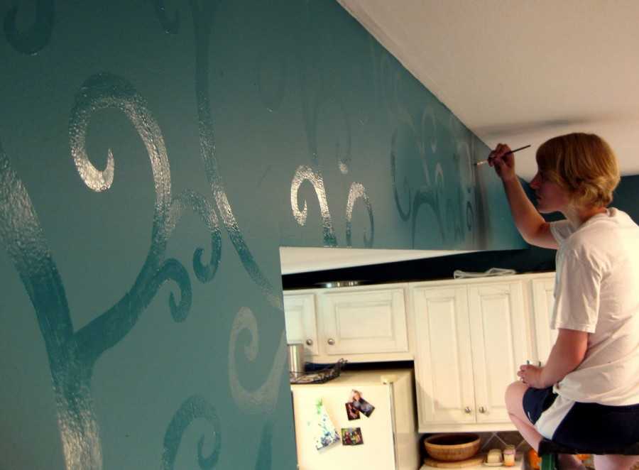 Покраска стен водоэмульсионной краской: особенности и правила