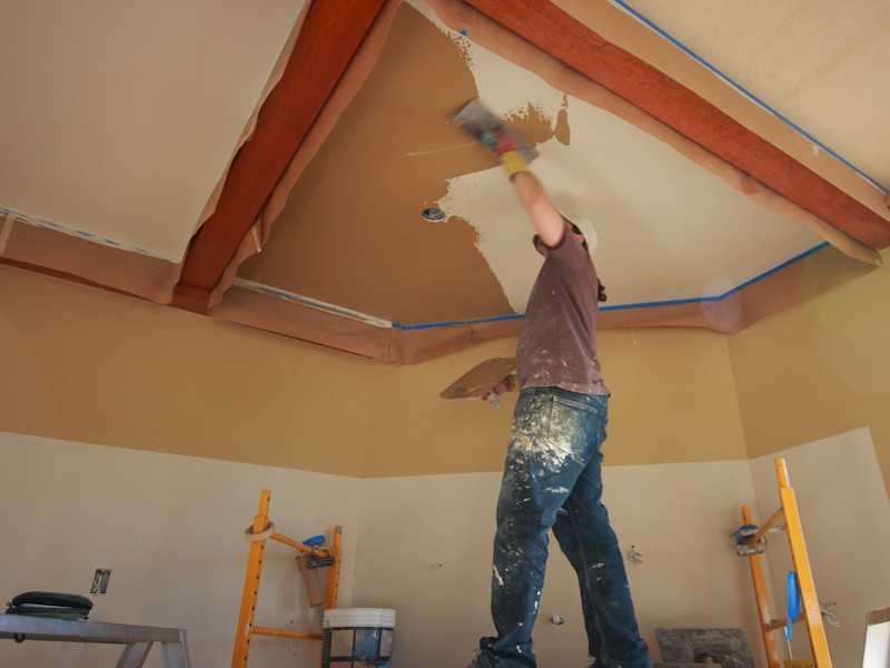 Как правильно сделать ремонт потолков своими руками, что нужно для работы, с чего лучше начать, последовательность косметической отделки, фото +видео примеры