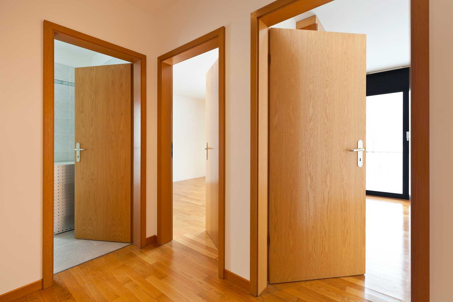Деревянные двери в деревянный дом (78 фото): межкомнатные и входные железные, какие лучше выбрать для деревенского стиля