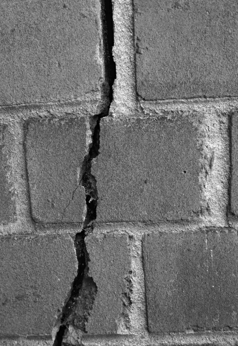 Допускаются трещины. Вертикальные трещины в стенах. Сквозная трещина в стене. Трещина в кирпичной стене. Вертикальные трещины в кирпичной кладке.