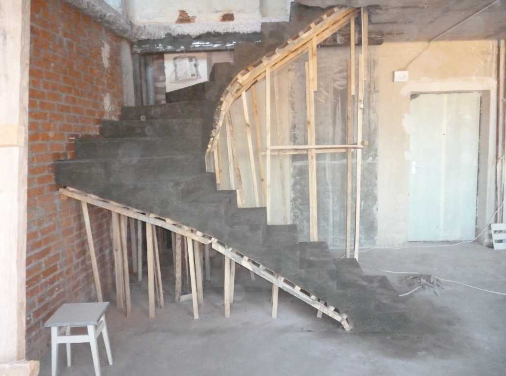Монолитная лестница из бетона своими руками