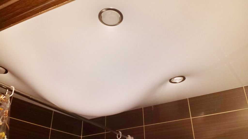 Натяжной потолок в ванной комнате. обзор эксперта