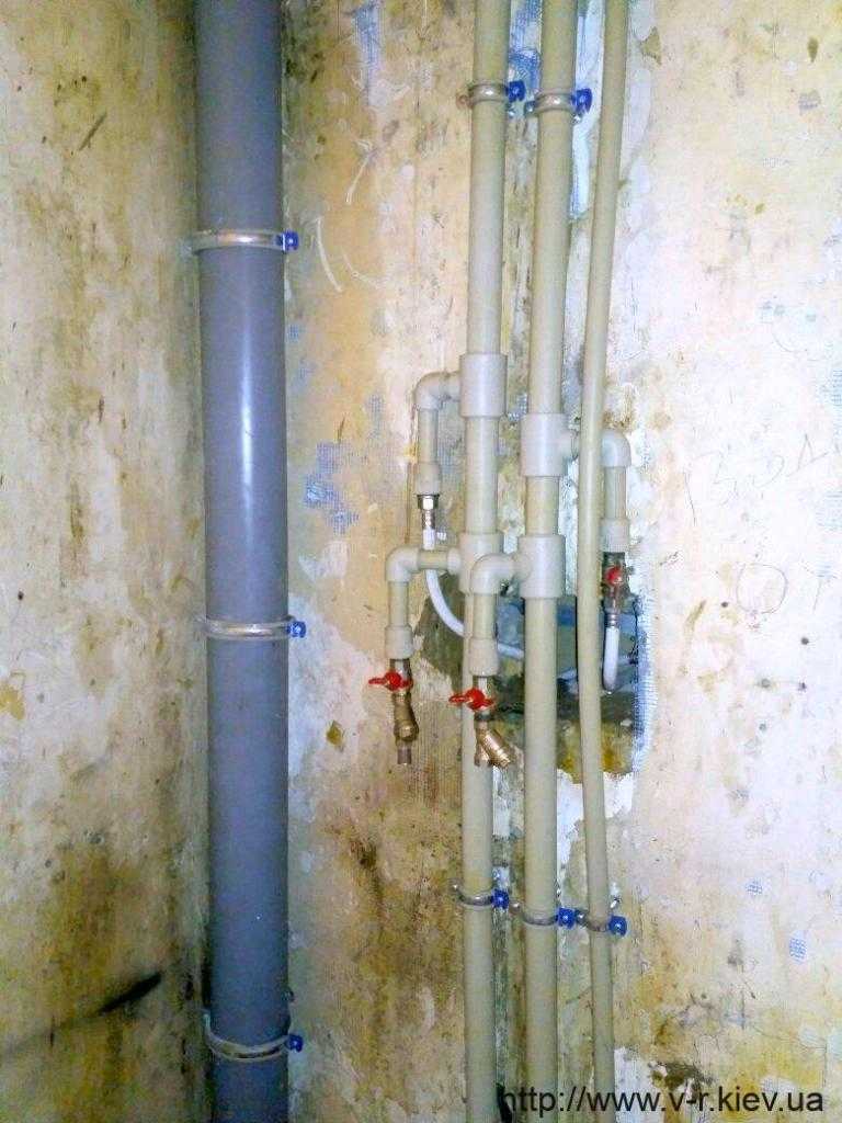 Замена стояка горячей воды: демонтаж системы и установка новых труб, за чей счет обновляется система, а также стоимость работ