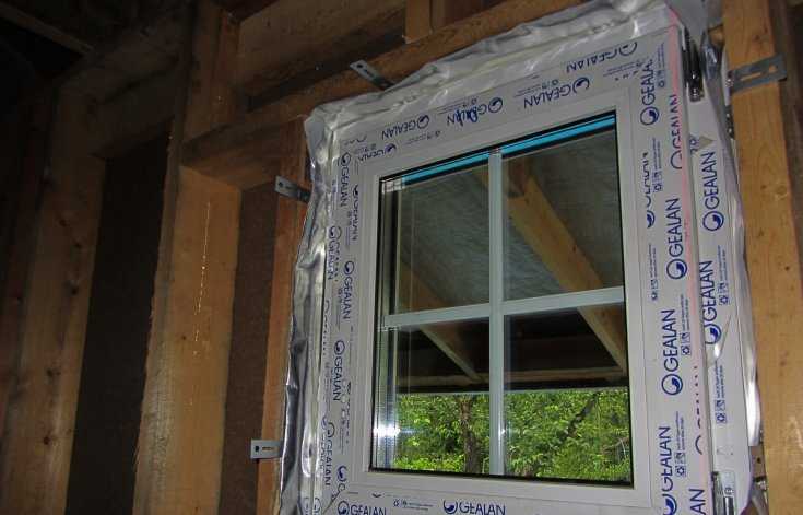 Как правильно установить пластиковое окно в деревянном доме