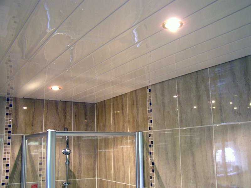 Пластиковый потолок в ванной: видео как сделать своими руками, фото пвх в комнате, правильный монтаж