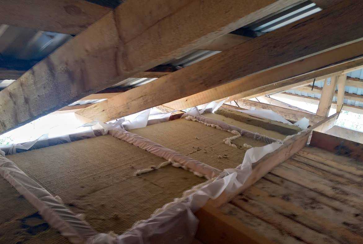 Утепление потолка в доме с холодной крышей частном деревянном и как правильно