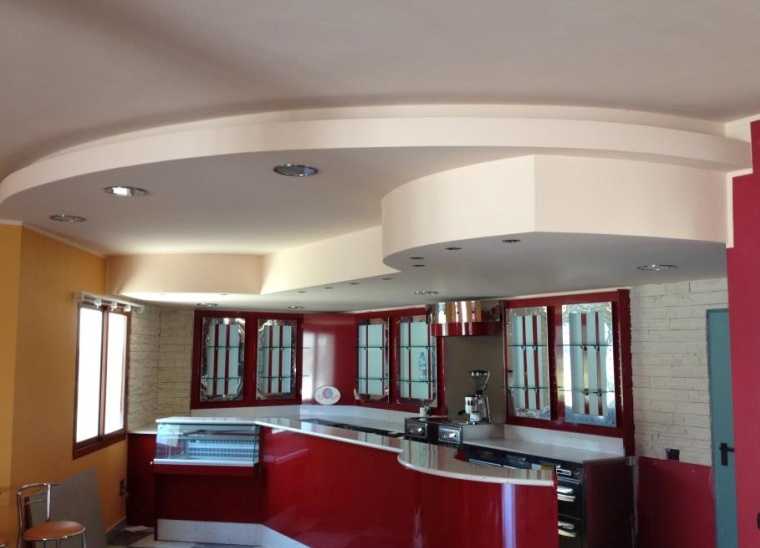Дизайн потолка на кухне: возможности облицовочных материалов