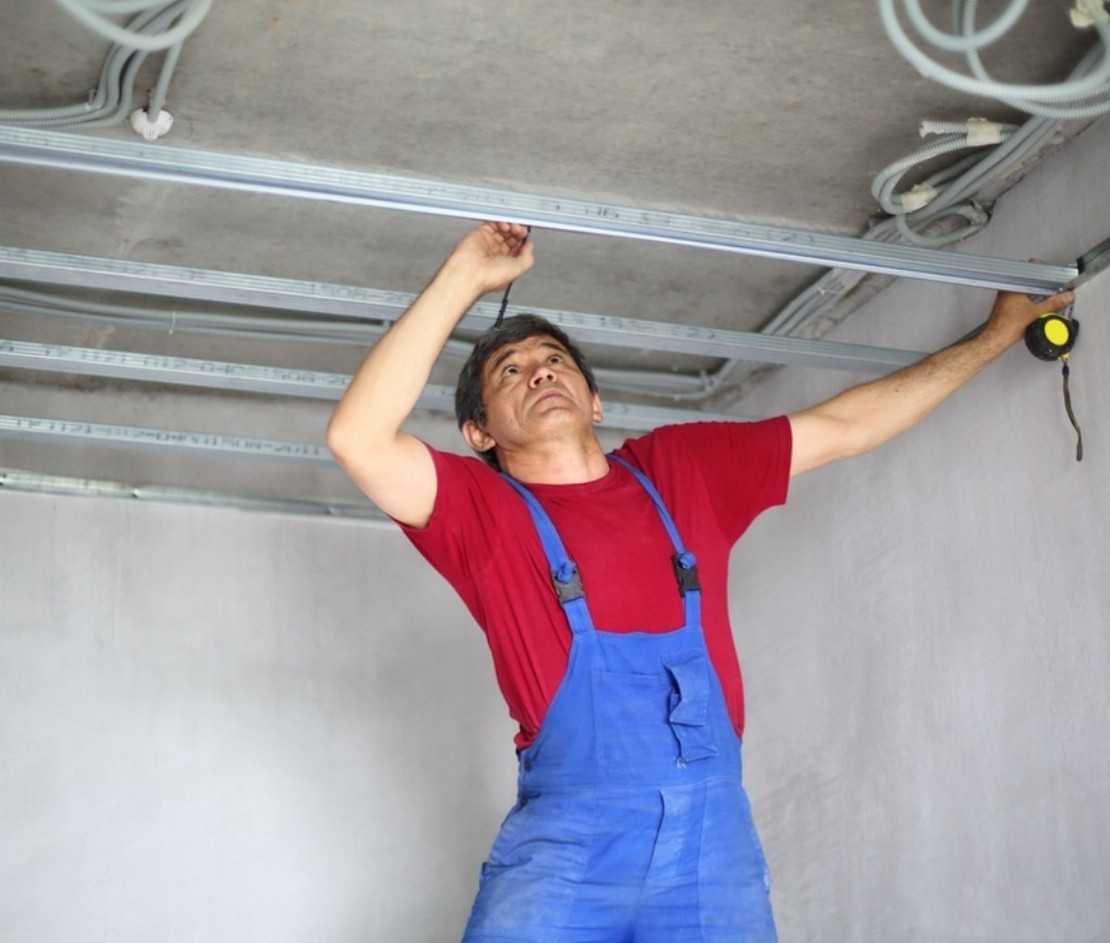Натяжной потолок своими руками (115 фото): технология установки, как правильно делают монтаж, устанавливаются до поклейки обоев или после
