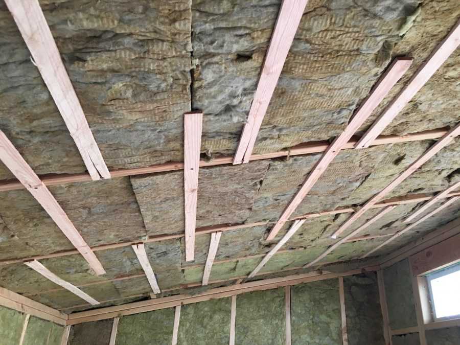 Как сделать потолок в частном деревянном доме и отделка своими руками