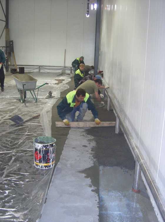 Фер бетонный пол. Ремонт пола бетона в магазине. Ремонт долбить бетон на полу и защита от пыли. Чем можно раздолбить бетонный пол.