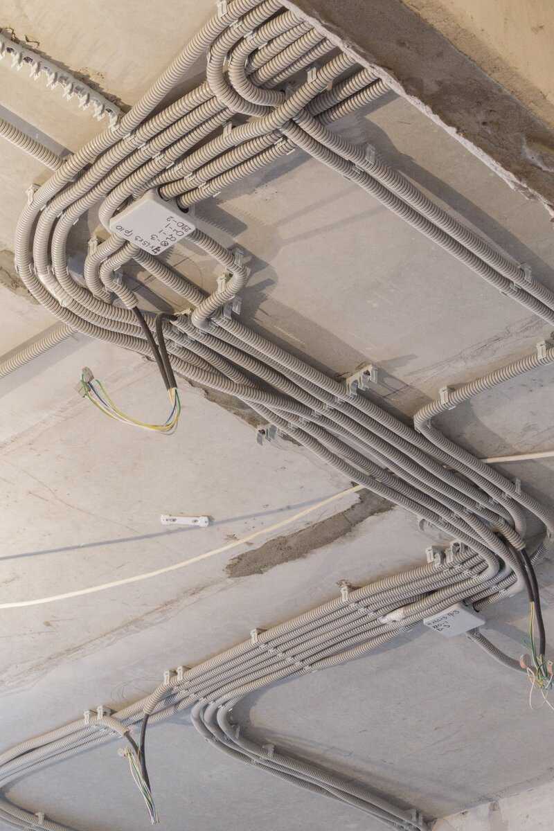 Как правильно проложить электрику по потолку