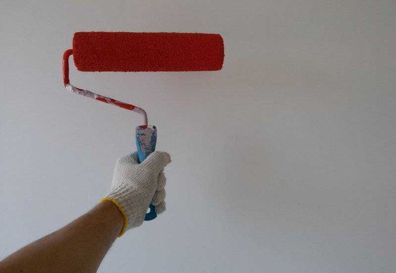 Покраска потолка акриловой краской: как красить потолок валиком, как правильно покрасить, как разводить краску