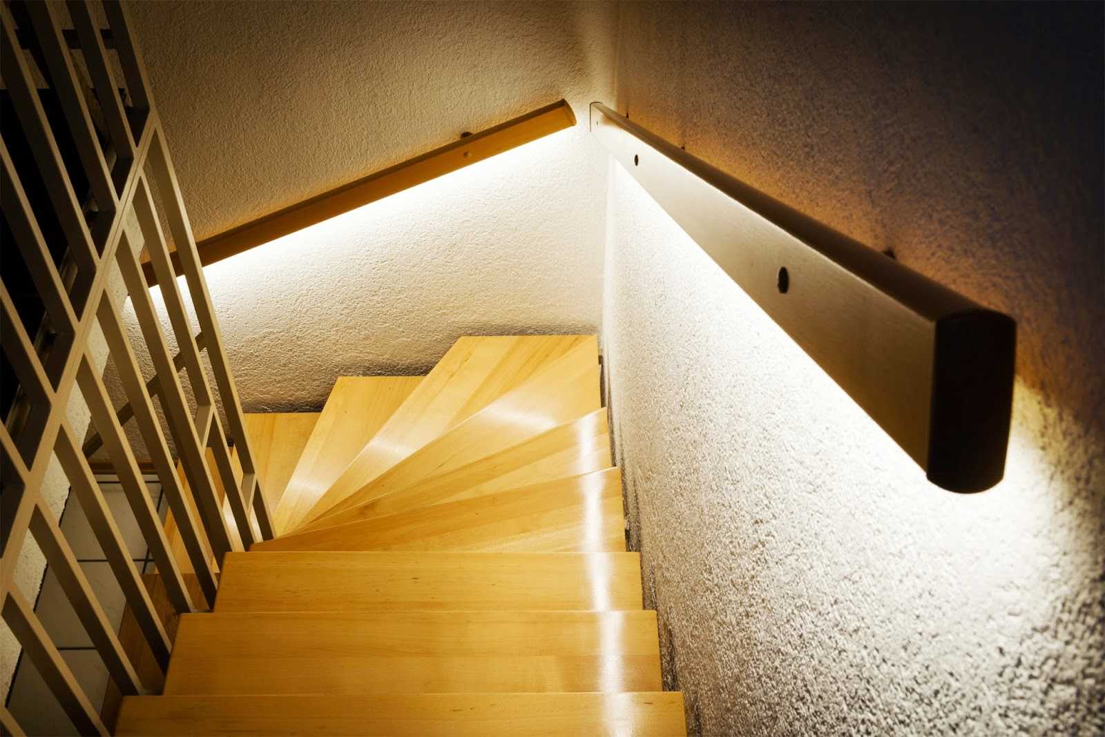Подсветка лестницы в доме относится к элементам обеспечения безопасной эксплуатации жилища Существует множество вариантов устройства интеллектуального освещения лестничного пролета