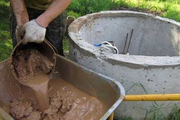 Чистка колодцев: как  почистить грейфером своими руками на даче от грязи и ила, не спускаясь в него