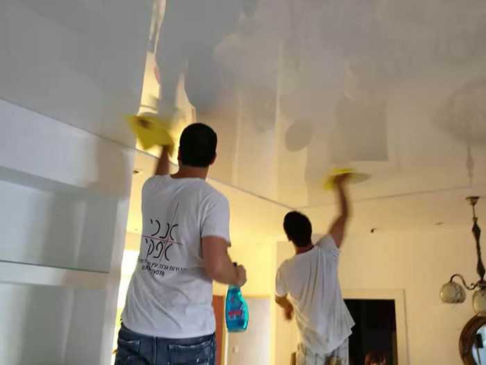 Как мыть натяжные потолки (47 фото): чем можно очищать в домашних условиях и как ухаживать, советы по мытью и уходу